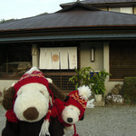 吉野山を観光したボキらは近鉄・吉野駅から大和上市駅に。
          そこからバスに乗って宮滝停留所で降りて、少し歩くと、
          こちらの宮滝温泉元湯『まつや』に到着～！
          
          ちびつぬ「本日のお宿よ～」