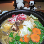 宮滝温泉元湯 まつや - お宿特製みそダレで煮込んでいただきます。こちらの猪肉は臭みが全くなくって、とても甘みがあるよ。お野菜はどれも新鮮で特に白菜は甘みがあって美味しいです。
      これなら途中、飽きることなく食べられちゃう～