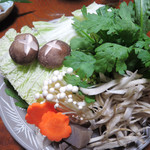 宮滝温泉元湯 まつや - ぼたん鍋に入れる、ごぼう・こんにゃく・白菜・大根・えのき・菊菜。
      野菜はお宿の自家製・無農薬野菜で、採れたてなんだって。
      (写真は2人前です)