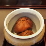 平山旅館 - 朝食:梅干し