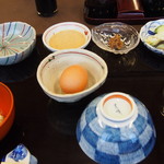 平山旅館 - 朝食：卵・納豆・牛乳・漬物