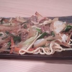 炭火天国 政清 裏路地編 - ホルモン焼きそば（塩だれ）