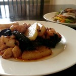 MAO - トウチ炒め。奥にサラダ。