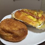 粉とクリーム - 惣菜パソはカレーかウインナーにかぎる。  定番のカレーパソと、カレーとウインナーのハイブリッド。  自宅にて