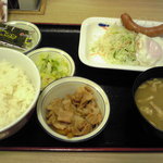 松屋 武蔵小金井店 - 2010/10/28　ソーセージエッグ定食390円691kcal、小鉢はミニ豚皿111kcal