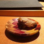 すし 喜邑 - 藁でじんわりと火を入れ、米油に漬けた蛤。飲み込むのが惜しい。