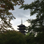 御菓子司 東寺餅 - 夕立ち間際の空と五重塔