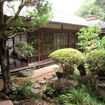 朝日館 - 案内された2階の山肌に設えられた庭園