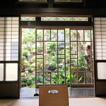 朝日館 - 食事は2階の和室で。大正ガラス越しに中庭が見えます