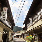 昔は何軒もあった宿が今は一軒。この道が国道だったそう