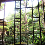 朝日館 - 案内された2階の和室より。大正ガラス越しの庭園