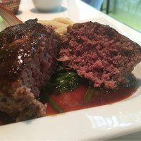 GARB Tokyo - 切り口、色はピンクで肉汁少なめ