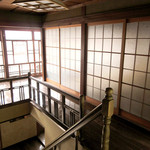 2階へ。古色の木材と綺麗に磨かれた廊下