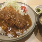 とん亭 - カツカレーランチ 900円、味噌汁とお新香が付きます