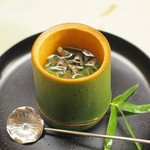 緒方 - ジュンサイと抹茶のデザート
      竹の容器がいいなぁ～