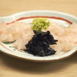緒方 - 鱧。添えてあるのはイワタケ