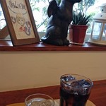 オカダ カフェ ストア - アイスコーヒー350円カフェのカウンター席で