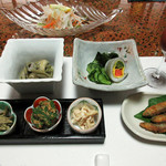 朝日館 - 1】先付けの5品と鮎南蛮漬け、稚鮎の唐揚げが同時に