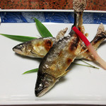 朝日館 - 6】鮎の塩焼きは一名二尾 