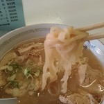 みさと食堂 - とん汁ラーメン
      麺リフト