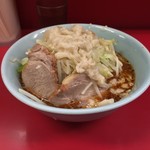 ラーメン二郎 - つけ麺のつけ汁。具はこちらに。丼いっぱいのヤサイがウレシイ。ヤサイ大好き♡  辣油が加わり食べやすい。ヤサイとアブラでさらに軽めに感じたのかもね。