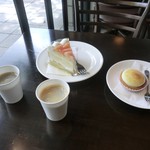 柏屋 - 無料のホットコーヒー（セルフサービス）、白桃のショート、窯出しチーズタルト