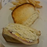 ジョナサン - シャキシャキキャベツのハムエッグサンドモーニング：646円