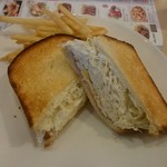 ジョナサン - シャキシャキキャベツのハムエッグサンドモーニング：646円