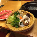 しゃぶしゃぶ・日本料理 木曽路 - 霜降り牛肉と野菜盛り