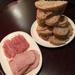 Whole Foods Market - 朝ご飯 セーグルとハム、サラミ