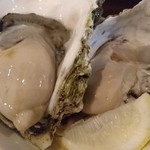 魚介ビストロ　sasaya - 生牡蠣食べ比べ（知内真牡蠣、五島列島岩牡蠣）