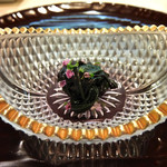 青華こばやし - 美しい器に盛られた「金時草」