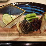 青華こばやし - 八寸。ガラスの器の中身は「はもの卵」。かますの塩焼き、蛸、アワビ