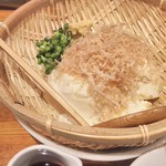 炭火串焼 初代バッジョ - 手作りザル豆腐マグロ節のせ