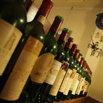 ブニヤ・デ・モカ - ワインの空瓶がお洒落に並んでます