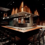Yakinosuke Yakitarou - ダイナミックなオープンキッチンでは目の前で手際良く焼き上げる様が楽しめる。