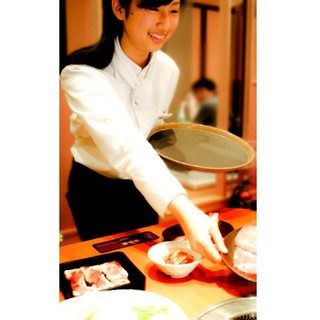 ご注文いただいたお料理は全てスタッフがお席までお持ちします。