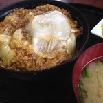 Oshokujidokoro Kamiya - カツ丼はお味噌汁付き