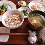 はこ庭 - ごはん定食(玄米か白米/日替わり)。小さなおやつ付きセットで￥1150。