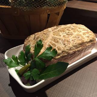 1g8円の【極上パテ】を計り売り！ワインが進むリッチな味わい