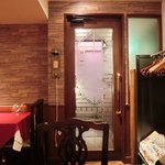 Hostellerie Suzuki - <'16/08/12撮影>店内のテーブル席の風景です