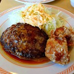 ジョイフル - メイン拡大「ゴマだれハンバーグ＆若鶏の唐揚げ」…ゴマの香味はそれほど感じずソースの全体像はやや塩気が強め。唐揚げは安定の美味しさ(個人比)