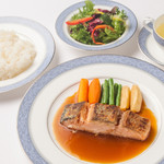 鮭魚牛排金谷飯店醬汁