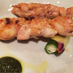 ワインとお肉料理 レストランMINORIKAWA - 富士の鶏 ももの焼き鳥 バジルソースがよい