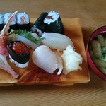 Sushidokoro Sushikin - ランチにはお味噌汁もつきます。