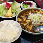 永華楼飯店 - ラーメンセットAの麻婆豆腐、ライス、サラダ、漬物
