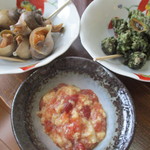 ・・・ - 貝２種と、鮪の頭脇肉の山かけ