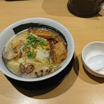 根本商店 - あさりの旨みたっぷりの鶏白湯ラーメン：885円