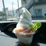 ハッピーベリー - 【フレッシュ桃パフェ…580円】◎2016/8