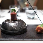 レストランエール - アミューズ1　タルトタタン・カプレーゼ
      